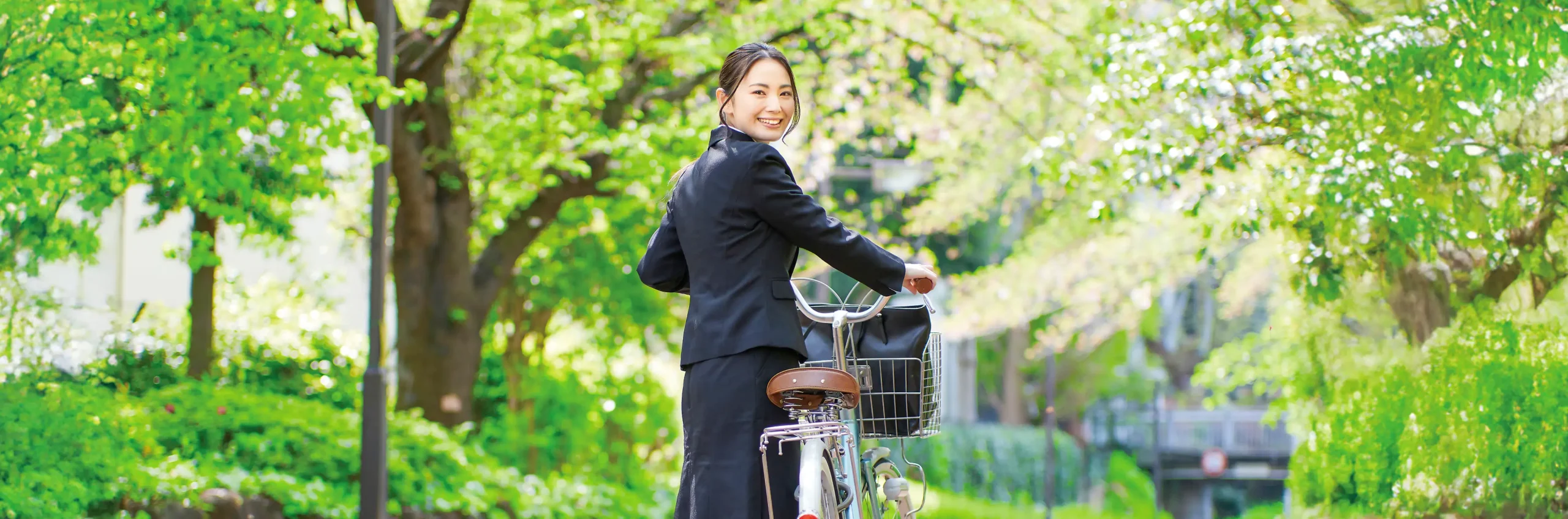 メインビジュアル3 自転車を押す社会人